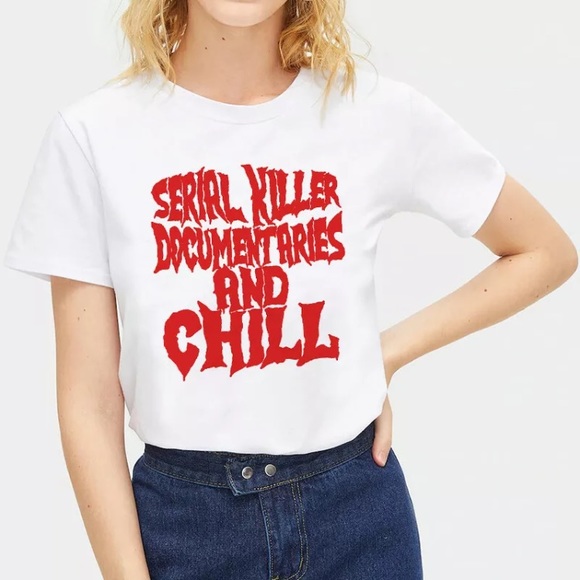 Tops - NEW! TEE ”SERIAL KILLER DOCUMENTARIES & CHILL”